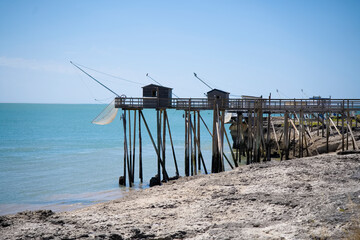 Rangée de carrelets traditionnels sur pilotis le long de la côte atlantique, France © Biard.J