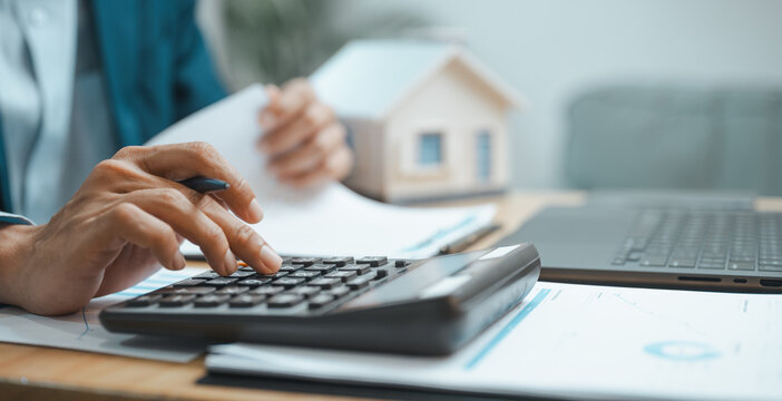 Using a mortgage calculator to estimate home loan payments, interest, and affordability for better financial planning.