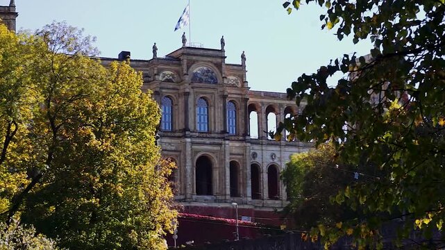 Bayerischer Landtag hinter herbstlichen B&auml;umen