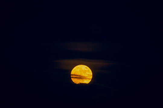 Lever de la pleine Lune sous les nuages