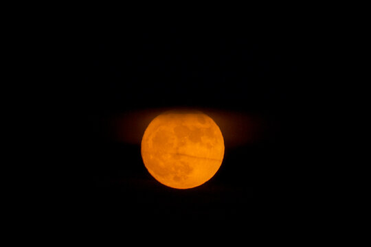 Lever de la pleine Lune sous les nuages