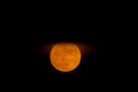 Lever de la pleine Lune sous les nuages
