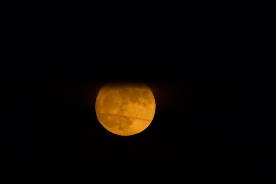 Lever de la pleine Lune sous les nuages