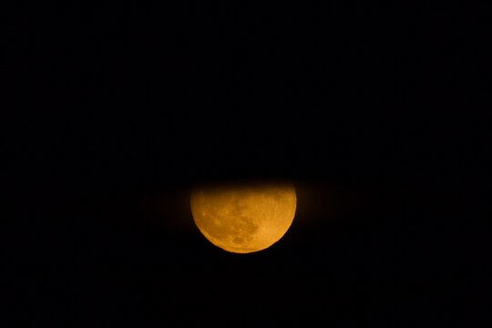 Lever de la pleine Lune sous les nuages