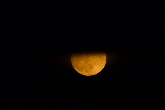 Lever de la pleine Lune sous les nuages