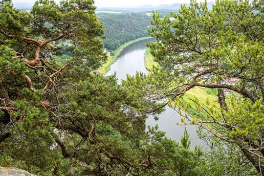 Ausblick von der Bastei im Elbsandsteingebirge auf die Elbe Richtung S&uuml;den