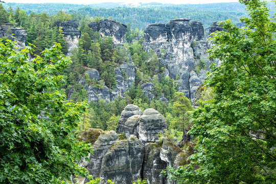 Aussicht von der Basteibr&uuml;cke auf einige Felsen im Elbsandsteingebirge