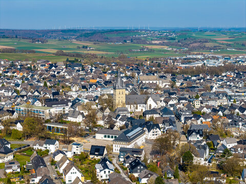 Die Altstadt von Brilon mit St. Petrus und Andreas im Mittelpunkt aus der Luft gesehen