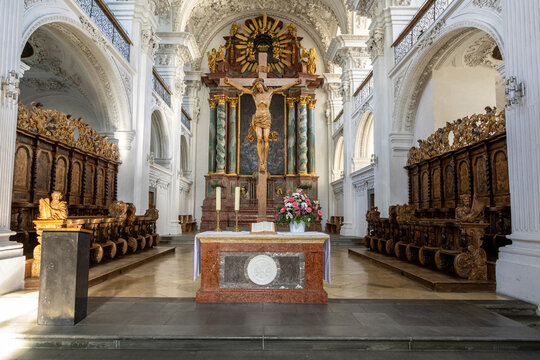 Kircheninnenraum mit Kruzifix und reich geschnitztem Chorgest&uuml;hl