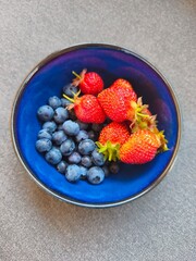 strawberries and blueberries © Юлія Рак