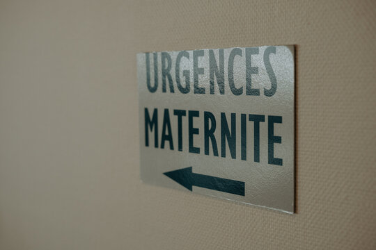 Panneau indiquant les urgences maternit&eacute; dans un h&ocirc;pital