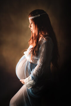 ritratto in studio durante sessione fotografica di maternity di giovane donna in cinta al nono mese