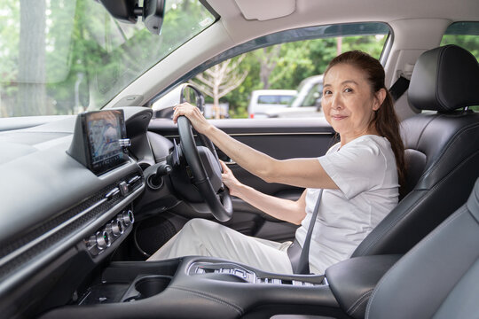 シニア女性と自動車