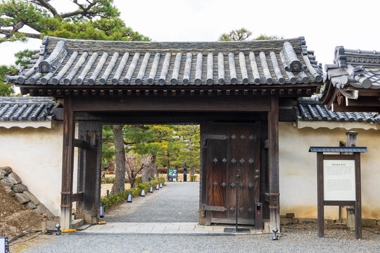 日本の風景・早春　京都　世界遺産　元離宮二条城　鳴子門