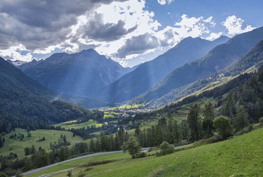 Valley landscape near the mountain village Guarda, Inn valley, Lower Engadine, Engadine, Grisons, Switzerland