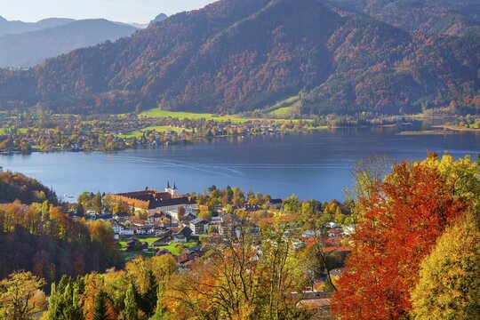 Panorama of the village and lake with the monastery castle in autumn, Tegernsee, Tegernsee, Tegernsee valley, Mangfall mountains, Bavarian Alps, Upper Bavaria, Bavaria, Germany