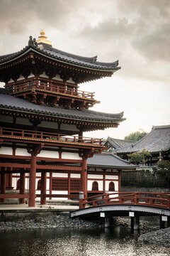 Pagoda tradicional japonesa con techos curvos en un templo budista