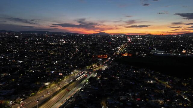 Autos circulando en el perif&eacute;rico de Guadalajara Jalisco M&eacute;xico con atardecer de fondo