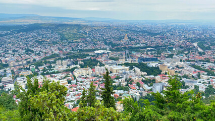 Tbilisi expands across the Kura River valley in Georgia, linking historic districts, civic landmarks and dense residential areas for urban planning © chekart