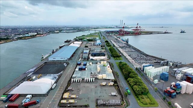 貿易の拠点となる三重県の四日市港