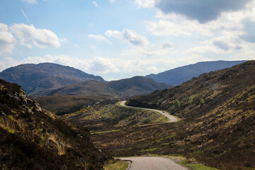 Fototapeta premium Wee Mad Road view by sunny noon, between Lochinver and Kylesku, North Scotland
