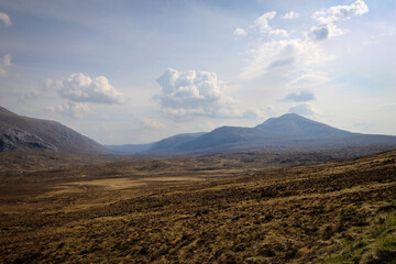 Obraz premium Wee Mad Road view by sunny noon, between Lochinver and Kylesku, North Scotland