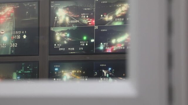 종합상황실의 멀티비전 모니터에 고속도로의 실시간 교통 상황이 송출되고 있는 모습입니다.