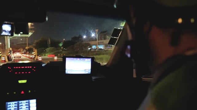 야간에 차량 내부에서 전방을 바라보며 운전 및 순찰 업무를 수행하는 모습입니다.