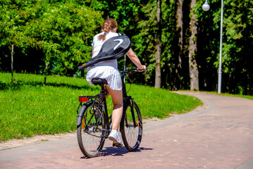 Obraz premium Cyclist ride on the bike path in the city Park 