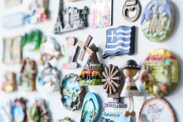 Naklejka premium travelsouvenirs, travel magnets on the fridge