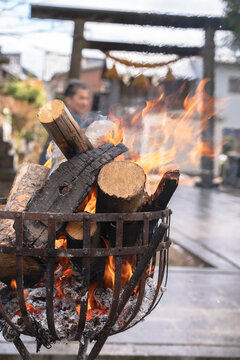 This is a sacred torch used at a Japanese Shinto shrine. Festivals, New Year's, celebrations, Japan, shrines, etc.　日本の神社にある神聖なたいまつ.
祭り、新年、祝う、日本、神社など