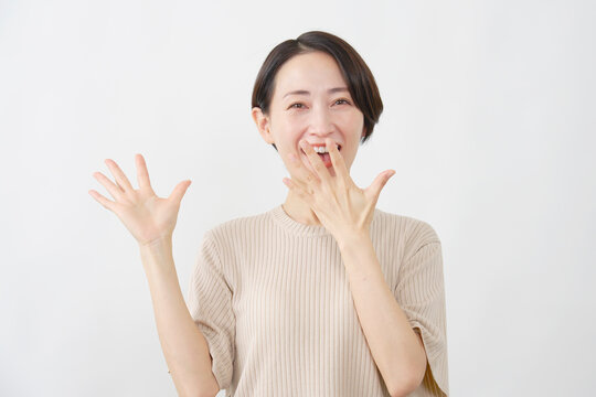 驚いて笑う女性　ミドルエイジ　白背景