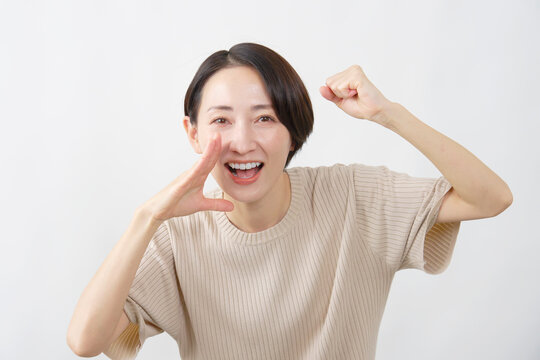 大きな声で応援する女性　ミドルエイジ　白背景