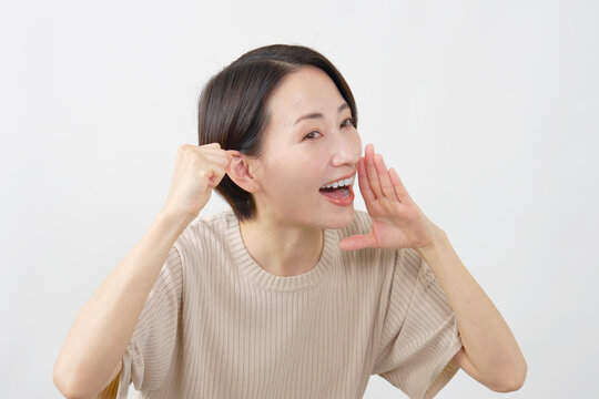 声を張り上げて応援する女性　白背景