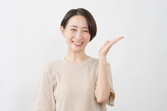 手のひらで右を案内する女性　白背景