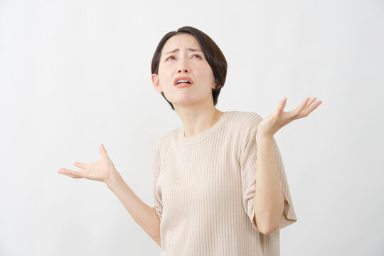 困り果ててお手上げする女性　白背景