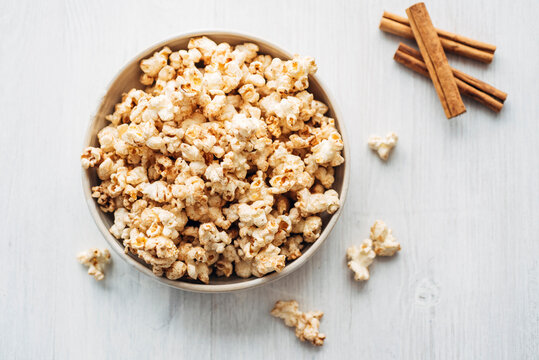 Popcorn flavoured with cinnamon and birch sugar
