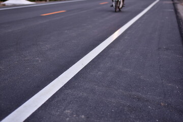 Obraz premium black asphalt road and white dividing lines, Asphaltic concrete road with yellow and white traffic lines, asphalt, road, surface, traffic, street, transportation, black, white, background, highway, li