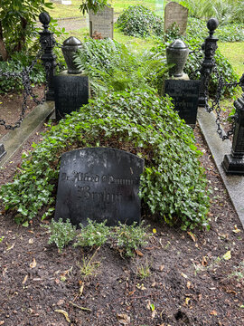 Die Grabst&auml;tte von Christian Ludwig Brehm, dem ber&uuml;hmten Naturforscher und Vater von Alfred Brehm, dem Verfasser von " Brehms  Tierleben"