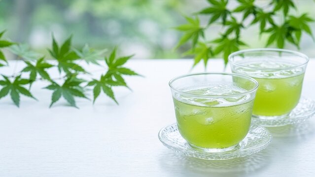 涼しげな、ガラスのソーサーの上のグラスに入ったヒンヤリ冷えた緑茶