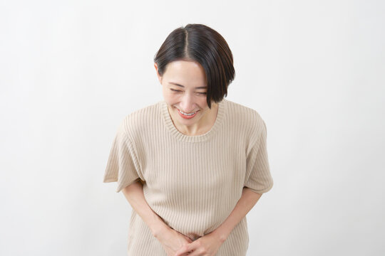 笑顔で会釈する女性　ミドルエイジ　白背景