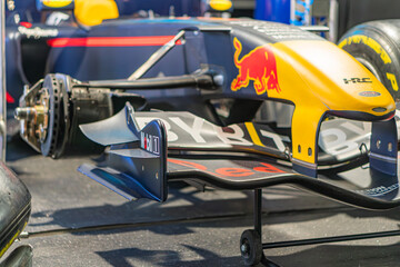 Obraz premium Indoor display of a Red Bull Formula 1 car with side panels removed, revealing intricate mechanical components in blue and yellow Absence of rear wing emphasizes co - Kyiv, Ukraine - June 7, 2025