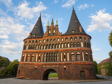 Holstentor auf der Stadtseite von L&uuml;beck in Deutschland zeigt die weniger bekannte Seite
