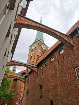 Blick aus der Engelsgrube in der Hansestadt L&uuml;beck auf die Kirche St.-Jakobi in der Hansestadt