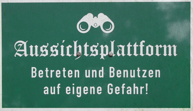 Schild mit der Aufschrift Aussichtsplattform - Betreten und Benutzen auf eigene Gefahr