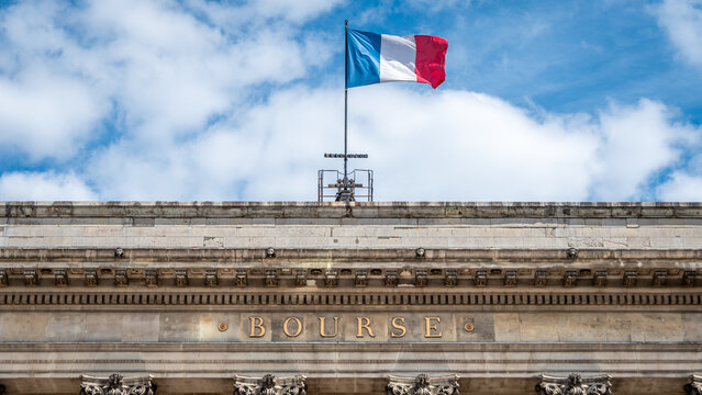 Paris, France - 20 juillet 2026: Enseigne du Palais Brongniart, &eacute;galement connu sous le nom de Palais de la Bourse, ancien si&egrave;ge de la bourse de Paris. Concept de march&eacute;s financiers en France