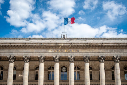 Paris, France - 20 juillet 2026: Fa&ccedil;ade du Palais Brongniart, &eacute;galement connu sous le nom de Palais de la Bourse, ancien si&egrave;ge de la bourse de Paris. Concept de march&eacute;s financiers en France