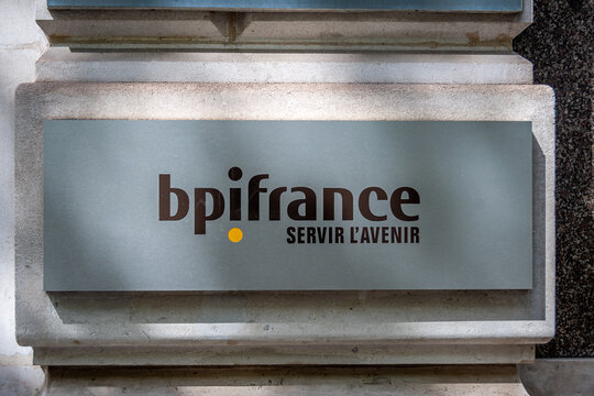 Paris, France - 20 juillet 2026: Enseigne avec logo &agrave; l'entr&eacute;e de bureaux de Bpifrance, banque publique d'investissement fran&ccedil;aise charg&eacute;e du financement et du d&eacute;veloppement des entreprises