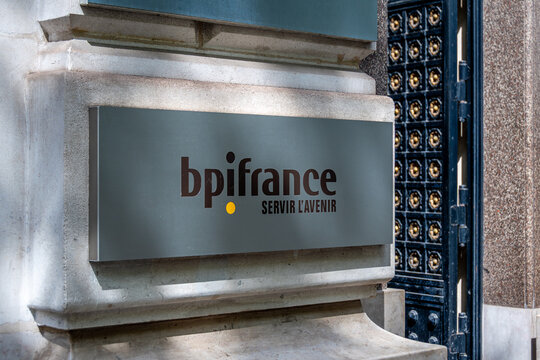 Paris, France - 20 juillet 2026: Enseigne avec logo &agrave; l'entr&eacute;e de bureaux de Bpifrance, banque publique d'investissement fran&ccedil;aise charg&eacute;e du financement et du d&eacute;veloppement des entreprises