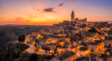 Obraz premium Ancient temple at golden hour sunset